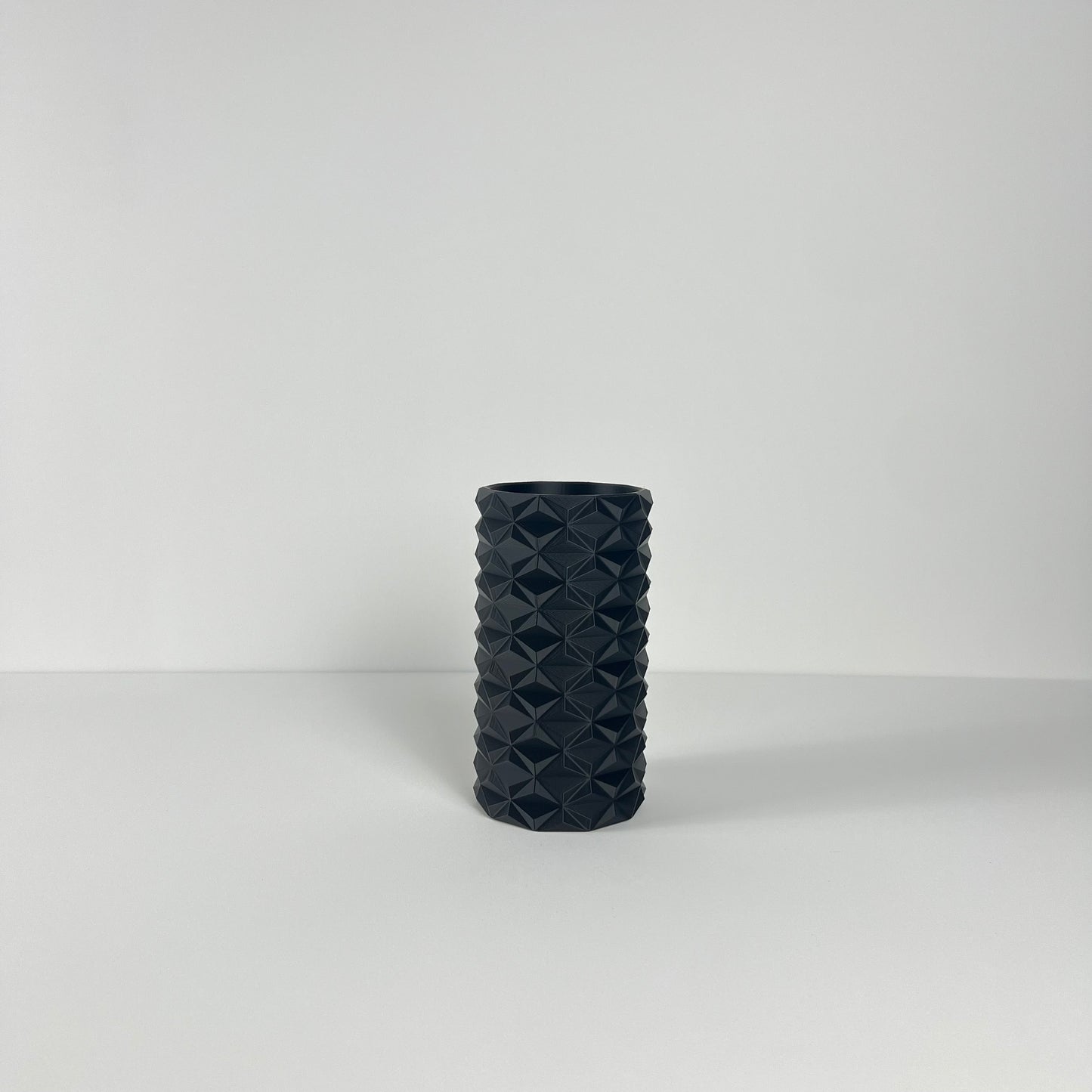 Vase Lilou, fin et géométrique